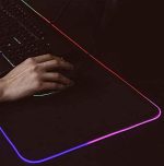 ماوس پد RGB با ابعاد ۴۰×۹۰ سانتی‌متر، فضای کافی برای قرارگیری کیبورد و ماوس
